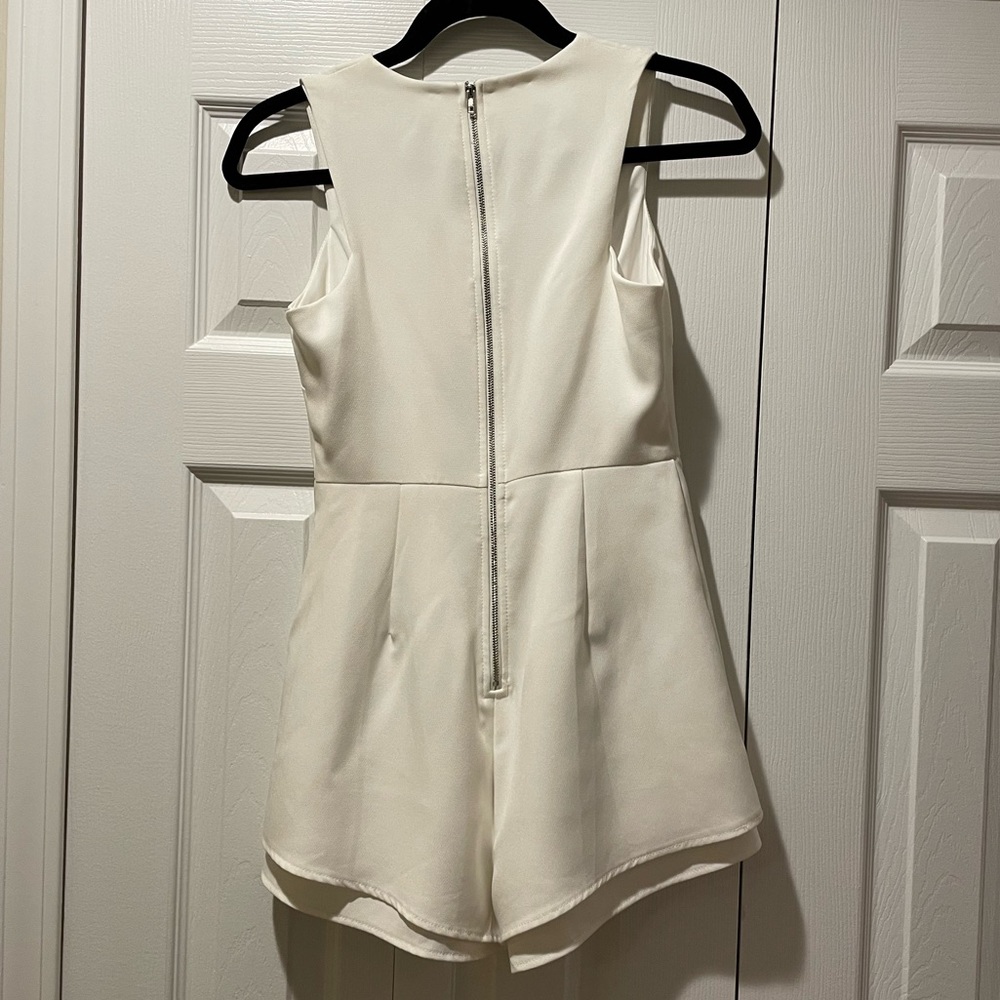 White tailored romper embroidered floral details - Picture 3 of 4
